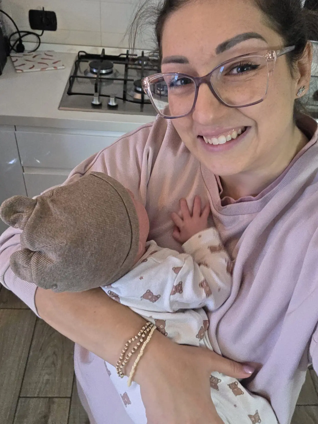 La Puericultrice Lombardia Sara Moroni che accudisce un bambino neonato