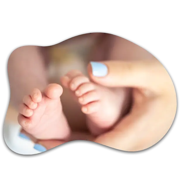 Primo piano dei piedini di un neonato tra le mani della Puericultrice Lombardia - Sara Moroni